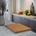 Bild in Galerie-Betrachter laden, Hackbrett aus Eichenholz Natur, Antirutschkante, COOKX Logo unten rechts eingraviert, 50 x 34 x 3,5 cm, Milieubild in Küche, Seitenansicht schräg