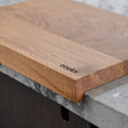 Bild in Galerie-Betrachter laden, Hackbrett aus Eichenholz Natur, Antirutschkante, COOKX Logo unten rechts eingraviert, 50 x 34 x 3,5 cm, Milieubild in Küche, Seitenansicht schräg