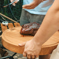 Bild in Galerie-Betrachter laden, Hackbrett aus Holz Natur, Rund Größe M, mit Griffeinkerbung, Milieubild im Garten, Steak liegt auf Brett