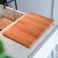 Bild in Galerie-Betrachter laden, Hackbrett aus Eichenholz, Antirutschkante, hochkant 34 x 50 x 3,5 cm, Milieubild in Küche, Brett liegt neben Spülbecken