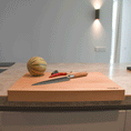 Bild in Galerie-Betrachter laden, Hackbrett aus Buchenholz, Antirutschkante, 50 x 34 x 3,5 cm, COOKX Logo unten rechts eingraviert, Milieubild in Küche, auf Brett liegen Melone und Messer, Frontalansicht