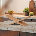 Bild in Galerie-Betrachter laden, Buchständer aus Eichenholz, x-From, aus zwei gekreuzten Holzelementen, Milieubild frontal auf Arbeitsfläche in der Küche