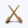 Bild in Galerie-Betrachter laden, Buchständer in X-Form aus naturfarbener Eiche, minimalistisches Design mit geschwungenen Haken-Enden, Ansicht frontal