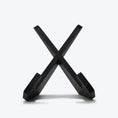 Bild in Galerie-Betrachter laden, Buchständer in X-Form aus schwarzer Eiche, minimalistisches Design mit geschwungenen Haken-Enden