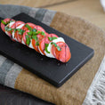Bild in Galerie-Betrachter laden, Servierbrett oder Schneidebrett aus Eichenholz schwarz, 400mmx180mmx25mm, Milieubild in Küche, Brett mit Tomate Mozzarella drauf