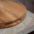 Bild in Galerie-Betrachter laden, Hackbrett aus Holz Natur, Rund Größe M, mit Griffeinkerbung, Milieubild in Küche, Einkerbung im Bild