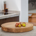 Bild in Galerie-Betrachter laden, Hackbrett aus Holz Natur, Rund Größe M, mit Griffeinkerbung, Milieubild in Küche, Früchte liegen auf Brett