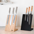 Bild in Galerie-Betrachter laden, Messerblock aus Eichenholz schwarz und eins aus Eichenholz Natur, magnetisch, Messerblock schräg nach hinten geneigt, Milieubild in Küche, je drei Messer am Messerblock