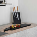 Bild in Galerie-Betrachter laden, Messerblock aus Eichenholz schwarz, magnetisch, Messerblock schräg nach hinten geneigt, Milieubild in Küche, drei Messer am Messerblock