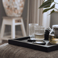 Bild in Galerie-Betrachter laden, Serviertablett aus Eichenholz schwarz, 40cm x 60cm, Ränder etwas höher, Milieubild im Wohnzimmer, Tablett steht auf Polsterhocker, Gläser stehen auf Serviertablett, Ansicht seitlich
