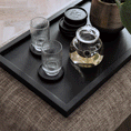Bild in Galerie-Betrachter laden, Serviertablett aus Eichenholz schwarz,40cm x 60cm, Ränder etwas höher, Milieubild im Wohnzimmer, Tablett steht auf Polsterhocker, Gläser stehen auf Serviertablett, Ansicht von oben