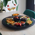 Bild in Galerie-Betrachter laden, Drehteller aus Eichenholz schwarz, Größe M, ca. 50 cm Durchmesser, Milieubild im Esszimmer, verschiedenes Essen auf Teller