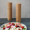 Bild in Galerie-Betrachter laden, Salz-/Pfeffermühle Set aus Eichenholz Natur, 23cm hoch, Milieubild in Küche, Set steht hinter Teller mit Salat. Frontalansicht