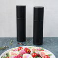 Bild in Galerie-Betrachter laden, Salz-/Pfeffermühle Set aus Eichenholz schwarz, 23cm hoch, Milieubild in Küche, Set steht hinter Teller mit Salat. Frontalansicht