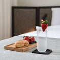 Bild in Galerie-Betrachter laden, Kerzentablett aus Eichenholz Natur, 28 x 14 x 2,3 cm, Milieubild in Küche, auf Tablett liegen Gebäck und Früchte, rechts daneben steht ein Glas Wasser