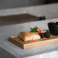 Bild in Galerie-Betrachter laden, Kerzentablett aus Eichenholz Natur, 28 x 14 x 2,3 cm, Milieubild in Küche, auf Tablett ist Gebäck und Früchte