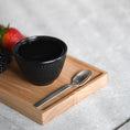 Bild in Galerie-Betrachter laden, Kerzentablett aus Eichenholz schwarz, 28 x 14 x 2,3 cm, Milieubild in Küche, auf Tablett liegen Früchte, Löffel und kleine schwarze Tasse