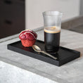 Bild in Galerie-Betrachter laden, Kerzentablett aus Eichenholz schwarz, 28 x 14 x 2,3 cm, Milieubild in Küche, Tablett mit Muffin, Glas Kaffee und Löffel drauf