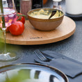 Bild in Galerie-Betrachter laden, Drehteller aus Eichenholz Natur, Größe L, ca. 60 cm Durchmesser, Milieubild im Garten, Teller mit Tomaten und Dip auf Gartentisch 
