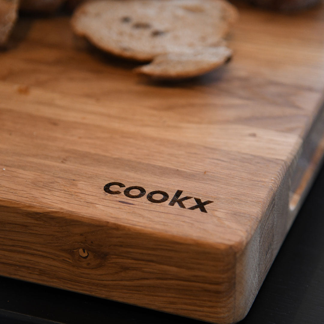 Hackbrett aus Eichenholz Natur, Größe M, COOKX Logo unten rechts eingraviert, Ansicht auf Gravur 