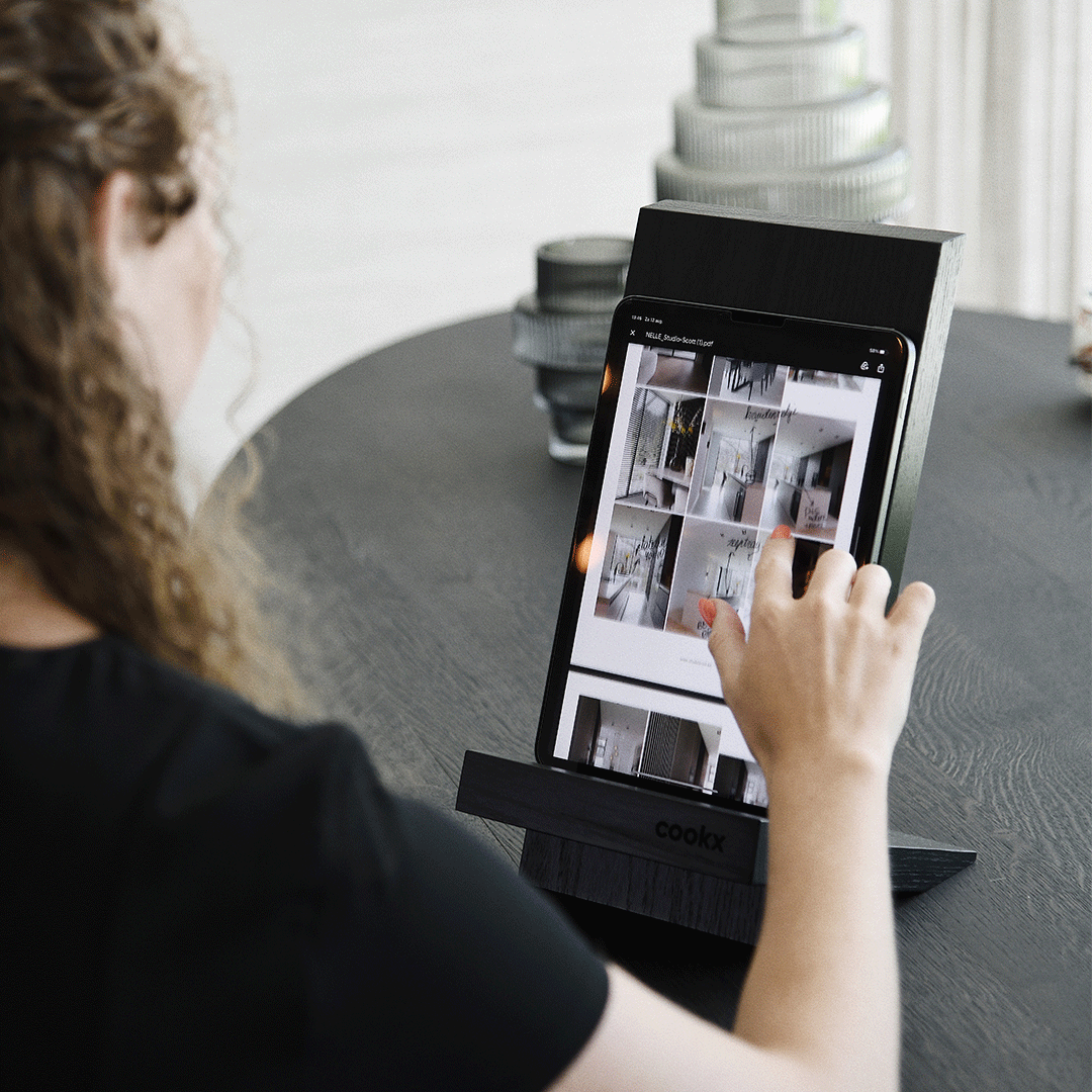 Table Halter aus Eichenholz schwarz, schräge Rückwand zum anlehnen von Büchern oder Geräten, Tablet steht drauf, Frau bedient es