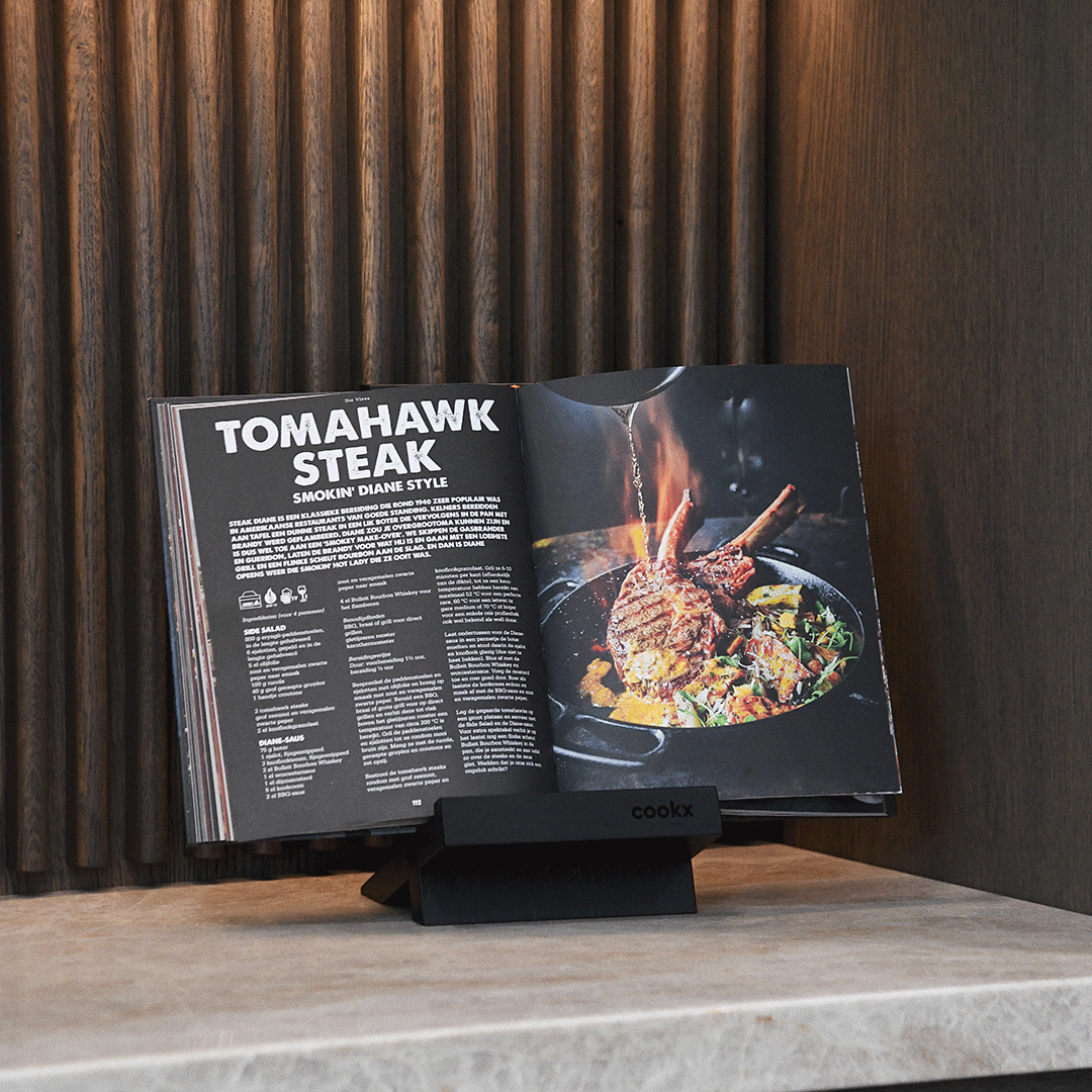 Table Halter aus Eichenholz schwarz, schräge Rückwand zum anlehnen von Büchern oder Geräten, Milieubild in Küche, Kochbuch steht auf Halter 