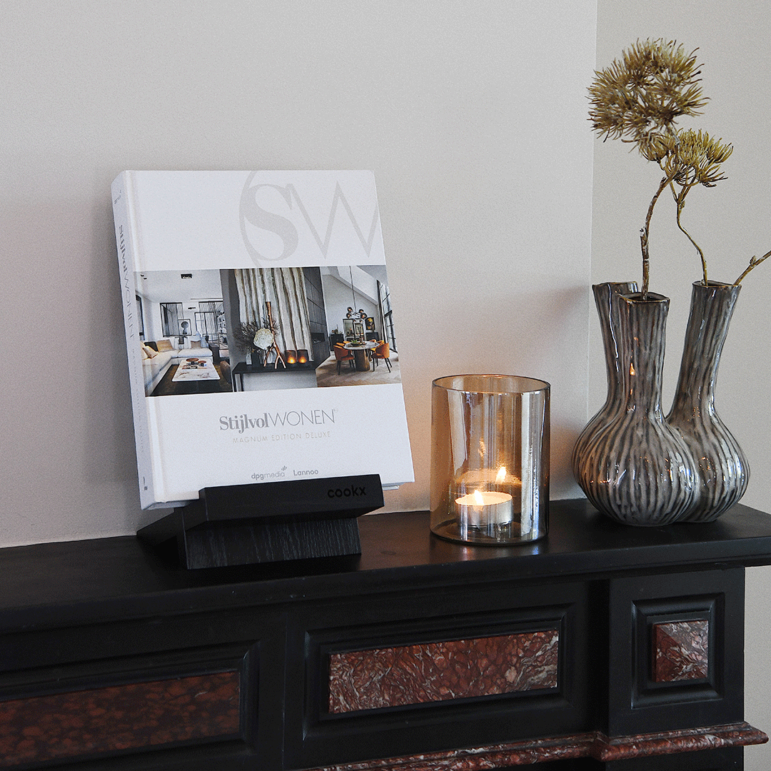 Table Halter aus Eichenholz schwarz, schräge Rückwand zum anlehnen von Büchern oder Geräten, Milieubild im Wohnzimmer, Buch steht auf Halter 