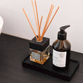 Bild in Galerie-Betrachter laden, Kerzentablett aus Eichenholz schwarz, 20 x 10 x 2,3 cm, Milieubild im Badezimmer, Tablett Seifenspender und Raumduft neben Waschbecken

