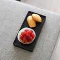 Bild in Galerie-Betrachter laden, Kerzentablett aus Eichenholz schwarz, 20 x 10 x 2,3 cm, Milieubild im Wohnzimmer, Tablett mit Muffin und kleinen Küchenstücken auf Sofa 
