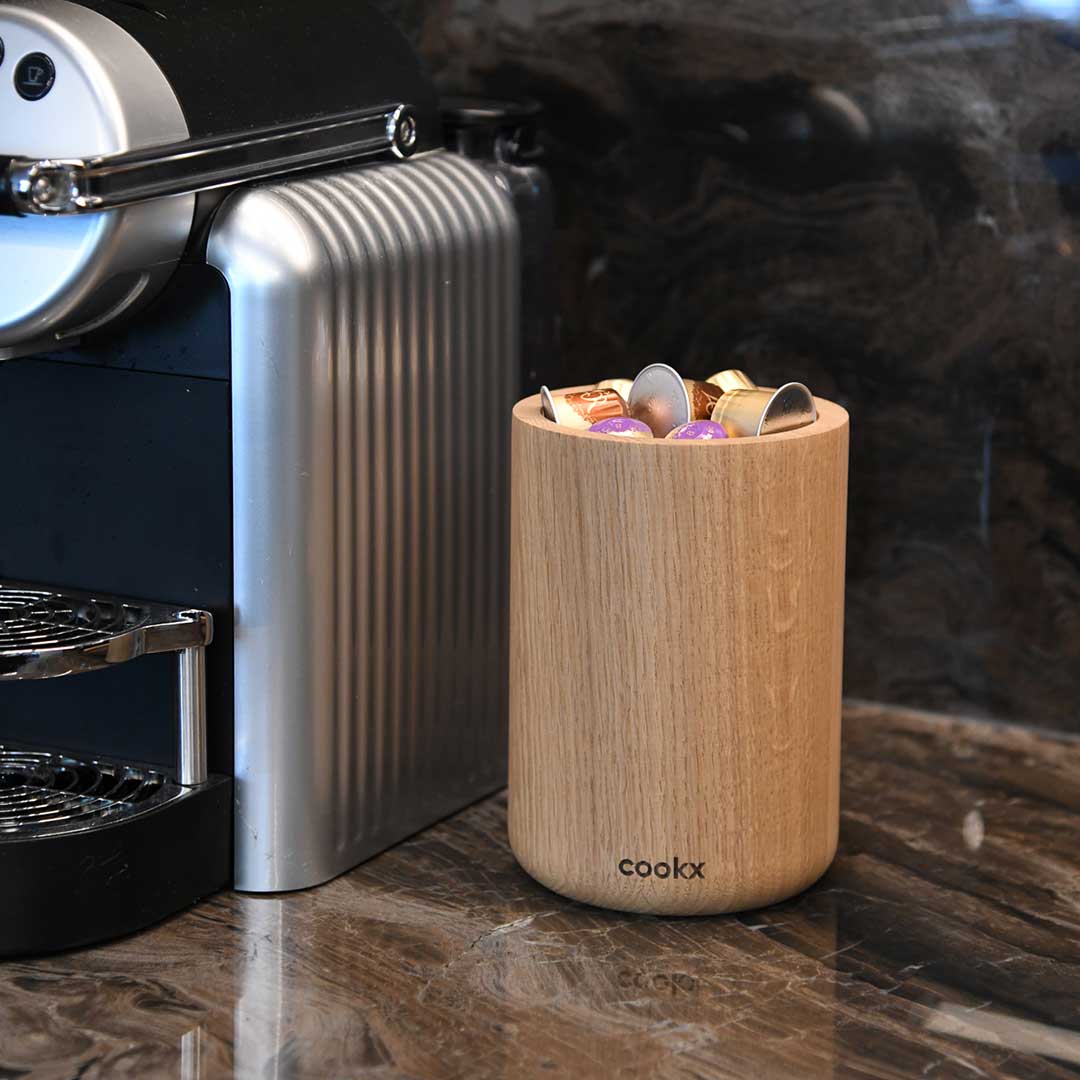 Küchenutensilienhalter aus Eichenholz Natur, Milieubild in Küche, im Halter sind Kaffeekapseln, Halter steht neben Kaffeemaschine 