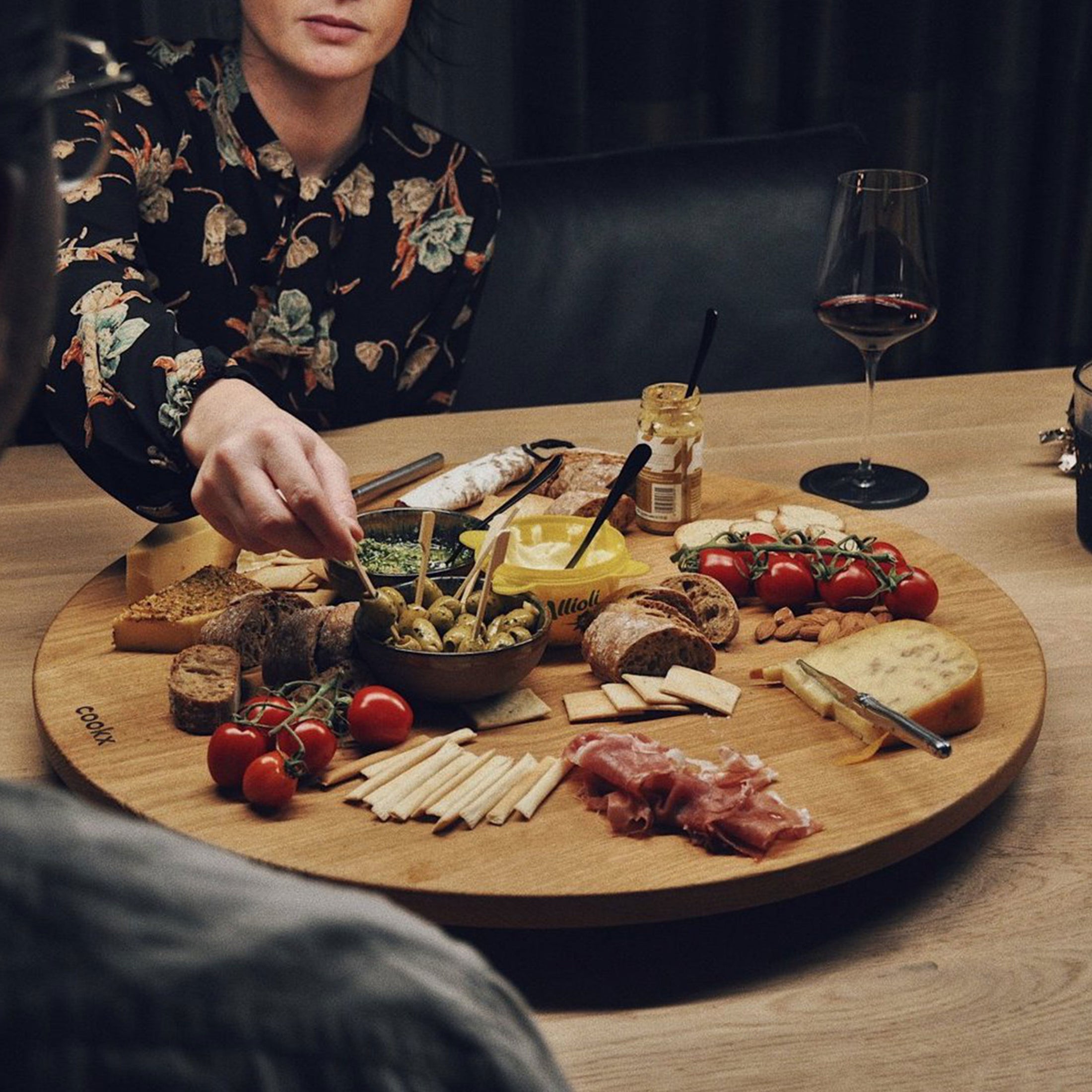Drehteller aus Eichenholz Natur, Größe L, ca. 60 cm Durchmesser, Milieubild im Esszimmer, Teller mit verschiedenem Essen auf Tisch