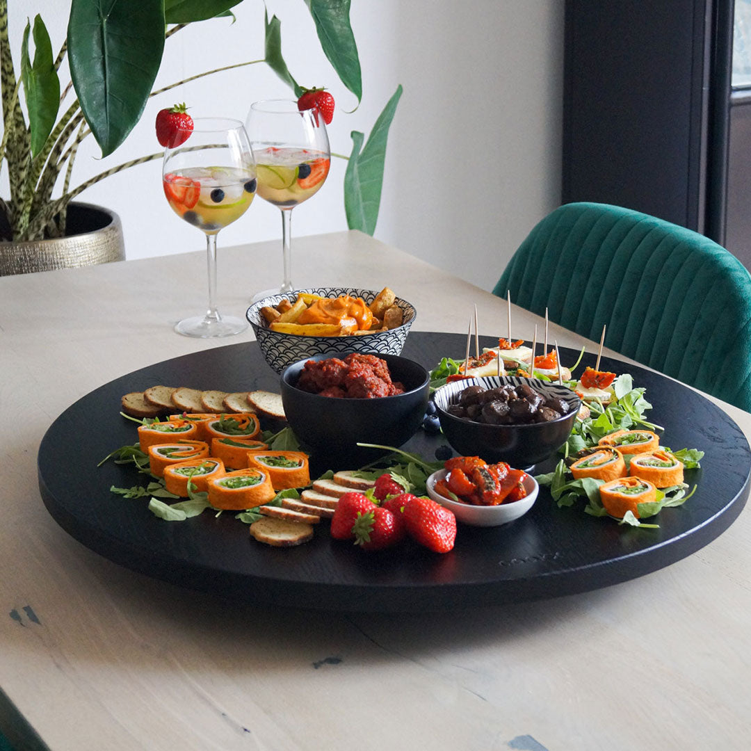 Drehteller aus Eichenholz schwarz, Größe L, ca. 60 cm Durchmesser, Milieubild im Esszimmer, verschiedenes Essen auf Teller