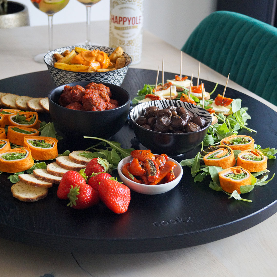 Drehteller aus Eichenholz schwarz, Größe L, ca. 60 cm Durchmesser, Milieubild im Esszimmer, verschiedenes Essen auf Teller